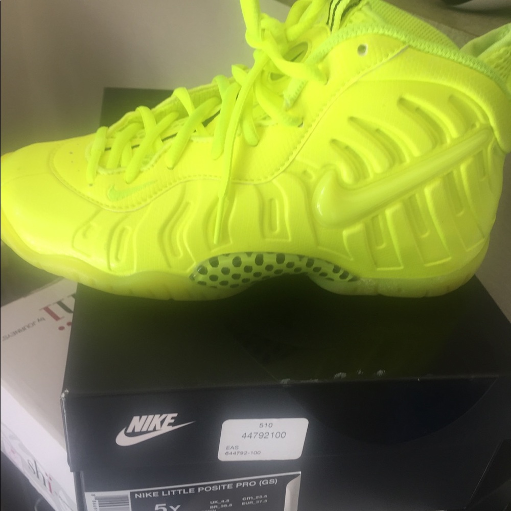 Sneakers - Picture 2 of 8
